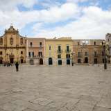 Indiscusso fulcro del centro storico � piazza Santa Croce, che sorge sul punto pi� alto della collina e deve il suo nome al patrono locale: la reliquia conosciuta come Santissimo Crocifisso di Auricarro
